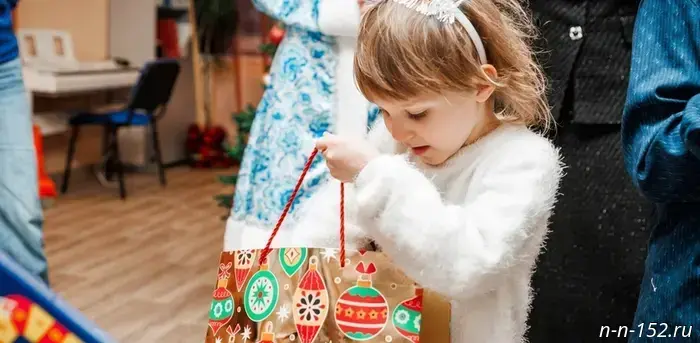 Новогоднее чудо в больницах и детских домах: волонтёры поздравили 350 ребят в Нижнем Новгороде.