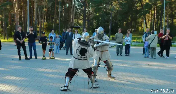 Dzerzhinsk residents took up swords and bows at the City of Labour Valour celebration.