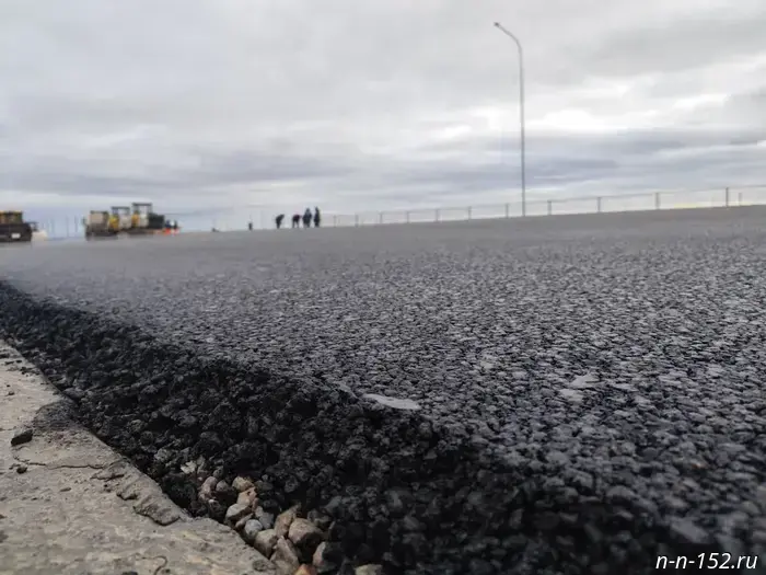 Asphalt laid on the overpass of the Gagarin Avenue service road — photo