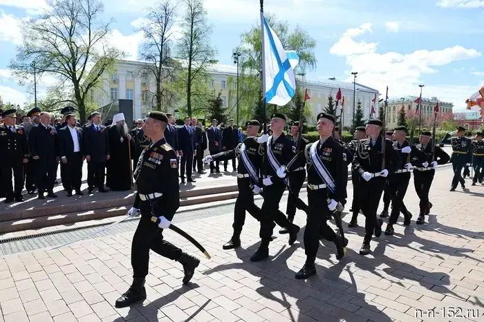 В Нижегородском кремле состоялось торжественное возложение цветов к Вечному огню.