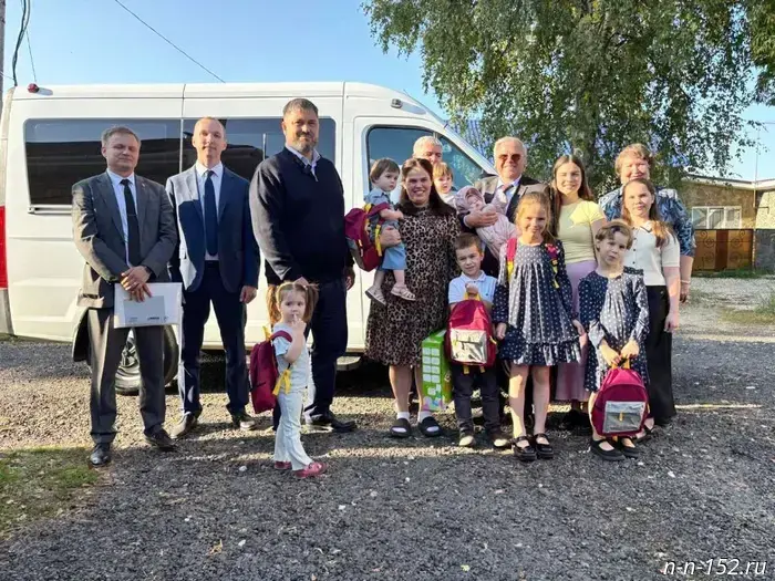 Evgeny Lyulin handed over the keys to a new nine-seater Sobol to a large family from Dzerzhinsk.