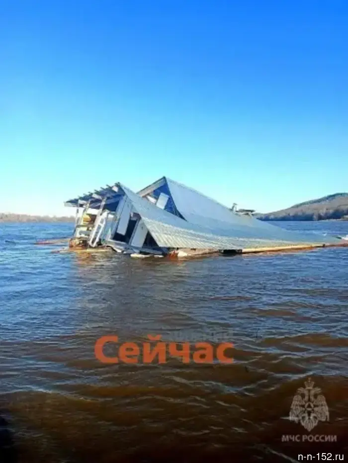 Nizhny Novgorod rescuers found a drifting house.
