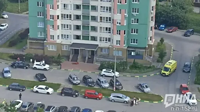 Житель Нижнего Новгорода выпал из окна высотного здания в Верхних Печерах.