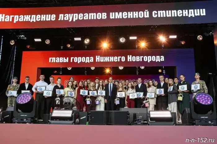 Юрий Шалабаев вручил персональные стипендии мэра Нижнего Новгорода самым выдающимся студентам на площади Минина и Пожарского.