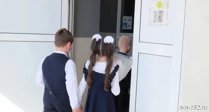 A doctor from Nizhny Novgorod gave several tips on which hairstyles are best for children to wear to school.