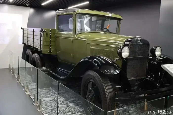 21 ноября 2025 года в 16:41 Политика В Тюмени стартовал третий региональный день III Всероссийского муниципального форума «МАЛАЯ РОДИНА – СИЛА РОССИИ». Для обсуждения темы «Урбанистика и архитектура: создавая будущее» собрались 350 участников, включая представителей федеральных, региональных и муниципальных властей, Совета Федерации, Госдумы, бизнеса, общественных организаций и ведущих экспертов.

В рамках работы площадок участники обсуждают стратегию архитектурного развития, новые правила освоения городских территорий, цифровую и инклюзивную архитектуру, а также гармонию между сохранением и развитием архитектуры исторических городов. Особое внимание уделяется современным тенденциям в градостроительстве, инновационным подходам к проектированию городской среды и интеграции архитектурных решений с целью повышения качества жизни в городах.

С приветственным словом к участникам обратились полномочный представитель Президента РФ в Уральском федеральном округе Артем Жога, губернатор Тюменской области Александр Моор, заместитель начальника Управления Президента РФ по внутренней политике Евгений Грачев и сопредседатель ВАРМСУ, член президиума Совета при Президенте РФ по развитию местного самоуправления Ирина Гусева.

Обращаясь к участникам, замначальника Управления Президента РФ по внутренней политике Евгений Грачев выразил благодарность всем, кто трудится в местном самоуправлении. «В эти дни Тюменская область принимает не только региональный день форума «МАЛАЯ РОДИНА – СИЛА РОССИИ», но и «Школу мэров». Я также хочу отметить присутствие участников программы «Время героев». Огромное спасибо губернатору Александру Викторовичу Моору за теплый прием. Планируя с Всероссийской ассоциацией развития местного самоуправления темы региональных дней, мы стремились увидеть новые точки роста для муниципалитетов и перенять лучшие практики. Тюменская область – это динамично развивающийся регион. Тема урбанистики и архитектуры ярко представлена в Тюмени, Тобольске и других муниципальных образованиях. Я надеюсь, что полученный опыт поможет вам в ваших муниципалитетах на благо нашей страны и граждан, чтобы жизнь в них становилась лучше, а обращения людей к местной власти решались быстрее и эффективнее», - отметил Евгений Грачев.

Сопредседатель ВАРМСУ Ирина Гусева подчеркнула, что статус Тюменской области как лидера в урбанистике и архитектуре стал решающим фактором в выборе региона для проведения regional дня форума: «Тюменская область была выбрана для проведения регионального дня III Всероссийского муниципального форума «МАЛАЯ РОДИНА – СИЛА РОССИИ» не случайно. Регион признан лидером в урбанистике и архитектуре: здесь реализуются передовые проекты по преобразованию городской среды, налаживается сотрудничество с бизнесом и создаётся институт развития городов. Ярким примером грамотного подхода к градостроительной политике служит создание мастер-плана Тобольска. Поэтому главы муниципалитетов со всей страны собрались в Тюменской области, чтобы обсудить стратегию архитектурного развития, новые правила освоения городских территорий, цифровую и инклюзивную архитектуру, а также баланс между сохранением и развитием архитектуры исторических городов. Комплексный подход, соединяющий опыт и экспертный диалог, способствует повышению качества жизни и устойчивому развитию территорий».

На региональном дне III Всероссийского муниципального форума Нижегородскую область представляет глава Шахуньи Антон Пугачев. «Деловая программа форума насыщена: визионерские лекции, практические мастер-классы, панельные дискуссии и мастерская муниципальных практик. Уверен, что форум станет мощным стимулом для обмена опытом, возникновения новых идей и укрепления связей между регионами. Наша малая родина – это наша главная сила! Горжусь тем, что могу внести свой вклад в ее развитие», - написал Пугачев в своем телеграм-канале.

Региональные дни форума проходят в 8 субъектах России с октября 2025 по март 2026 года и позволят охватить более 5000 представителей