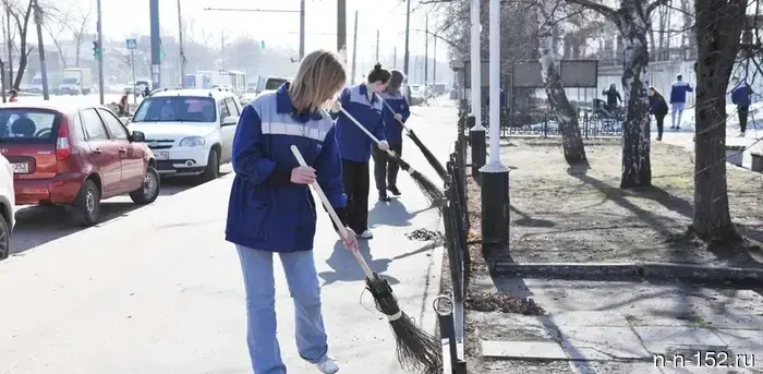 Industrial enterprises and entrepreneurs of the Lenin district are helping to tidy up the city after winter.