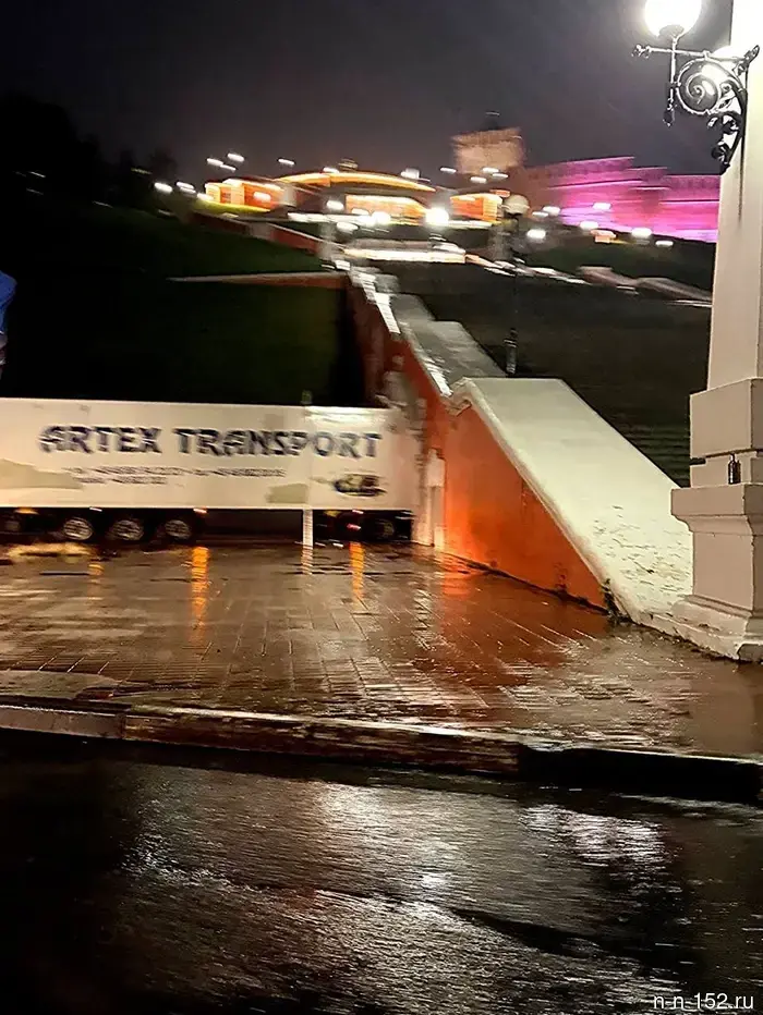 Не в первый раз, а вновь: грузовик повредил арку Чкаловской лестницы.