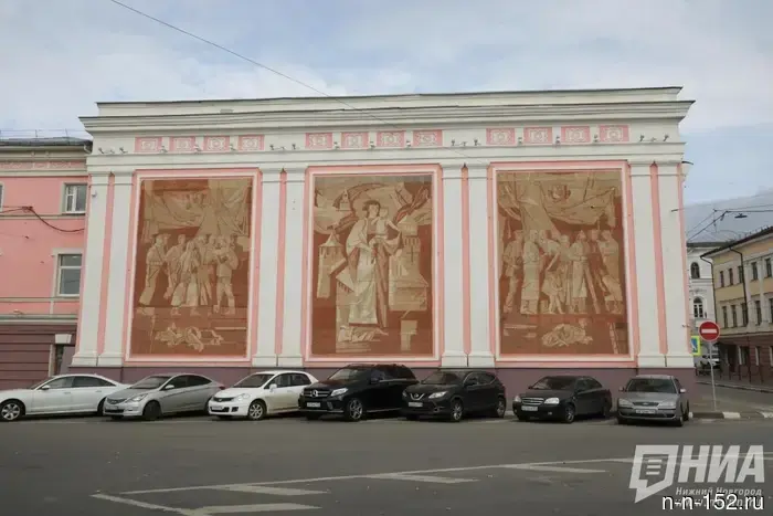 Дом с триптихом «Связь времен» выставлен на аукцион в Нижнем Новгороде.