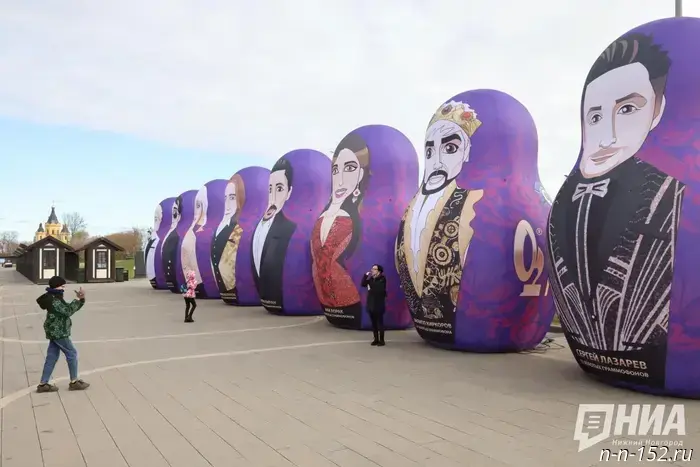На Ярмарочной площади появились огромные матрешки с изображениями знаменитостей.