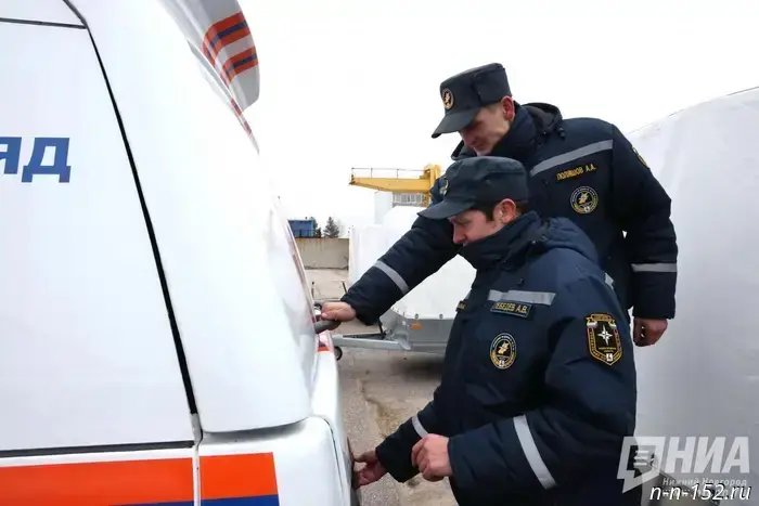 Водолазы не обнаружили людей в автомобиле, который утонул в Оке под Богородском.