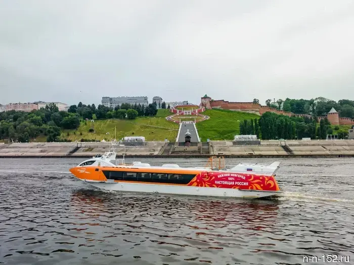 Нижегородские «Метеоры» и «Валдаи» украшены хохломой и туристическими символами.