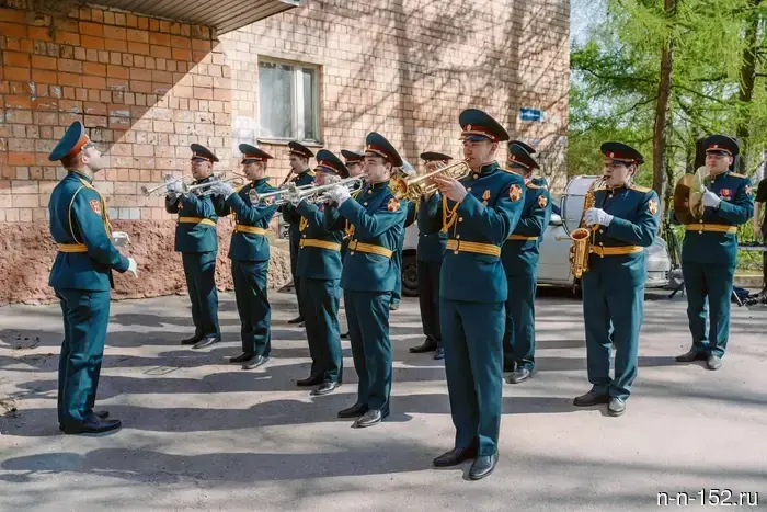 Parades at the homes of Nizhny Novgorod veterans are held for Victory Day.