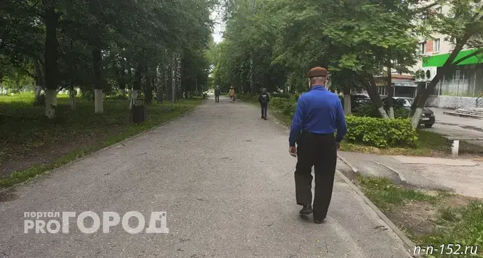 A 90-year-old man from Nizhny Novgorod took a million rubles out in a vacuum cleaner box after a phone scam.