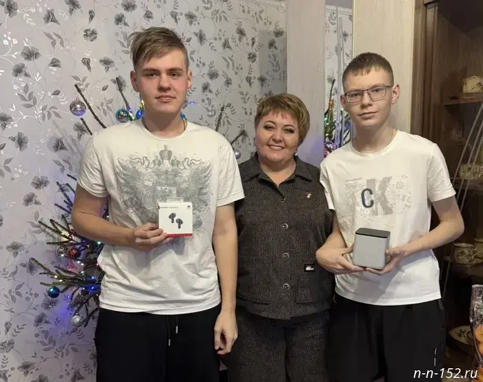 Elena Amosova fulfilled the wishes of teenagers from Shakhunya as part of the "Wish Tree" campaign.