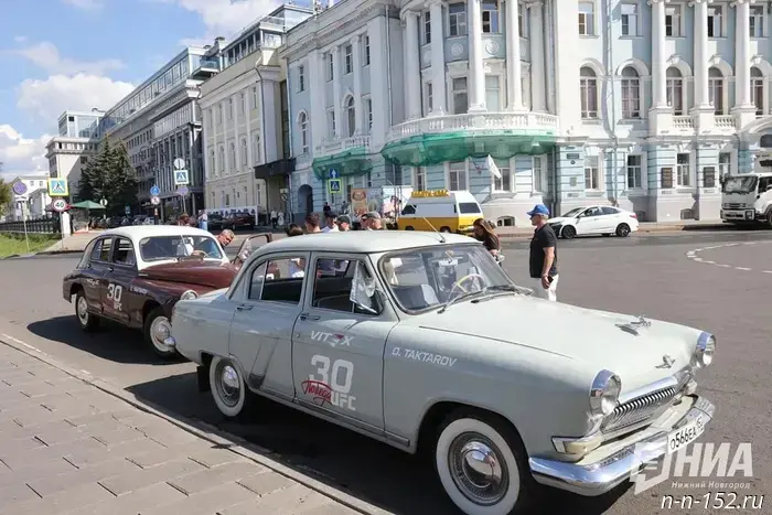 Нижегородский атлет Олег Тактаров провел автопробег на автомобиле "Победа".