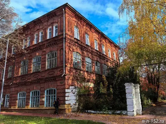 The former vocational school building in Arzamas is looking for a new owner.
