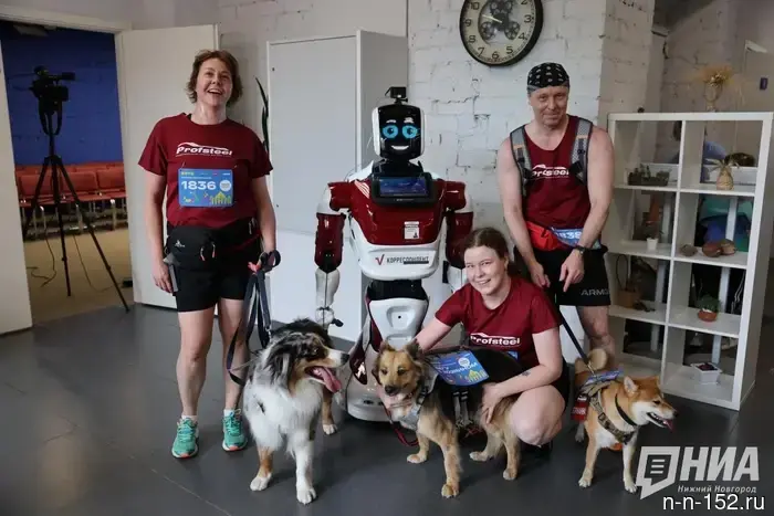 The NOIС robot correspondent met the participants of the RUTS cultural run.