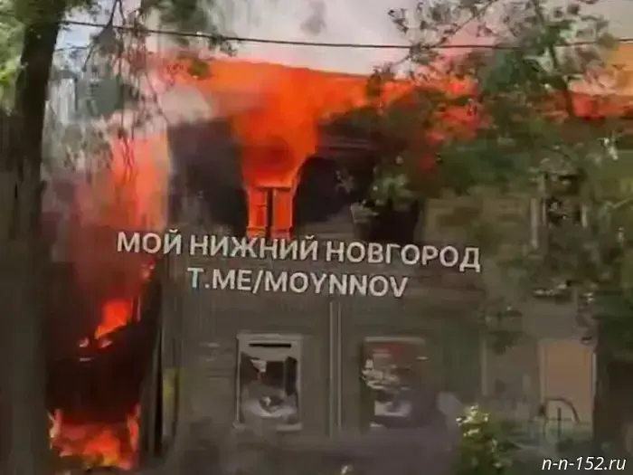На Полтавской в Нижнем Новгороде загорелся деревянный дом.