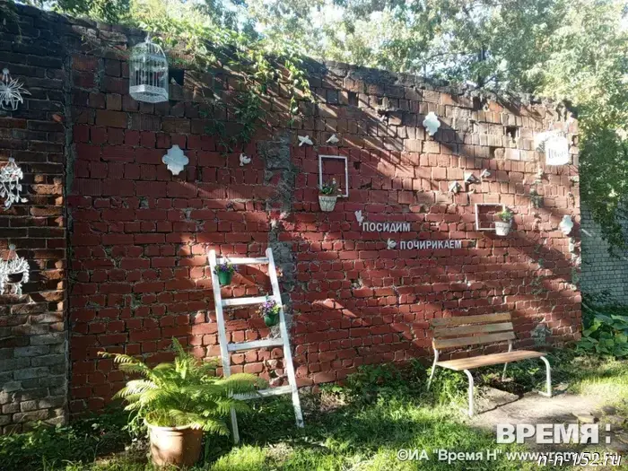 An art bench featuring birds was installed in the courtyard in Zvezdinka.