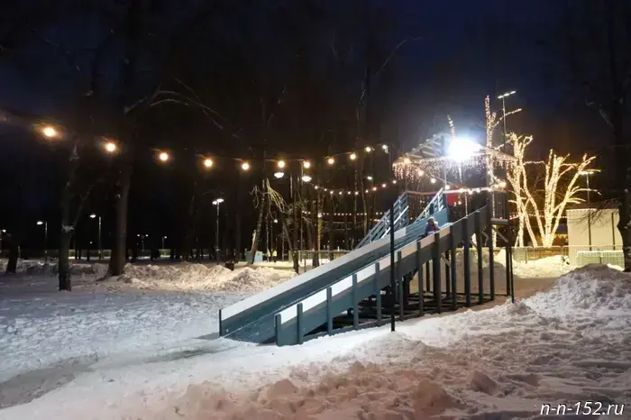 An ice slide with a nine-meter drop appeared in Nizhny Novgorod's 1 May Park.