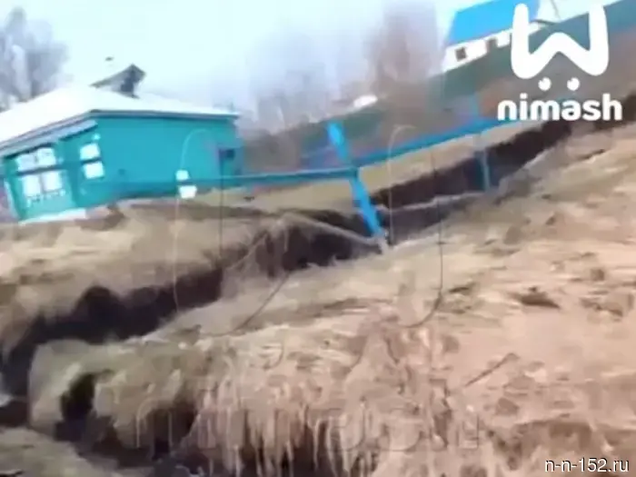 A landslide damaged houses in the village of Endovishchi in the Nizhny Novgorod region.