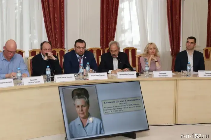 Инициатива увековечить память учителя биологии школы №18 Советского района Натальи Касаткиной получила единогласную поддержку профильного комитета.