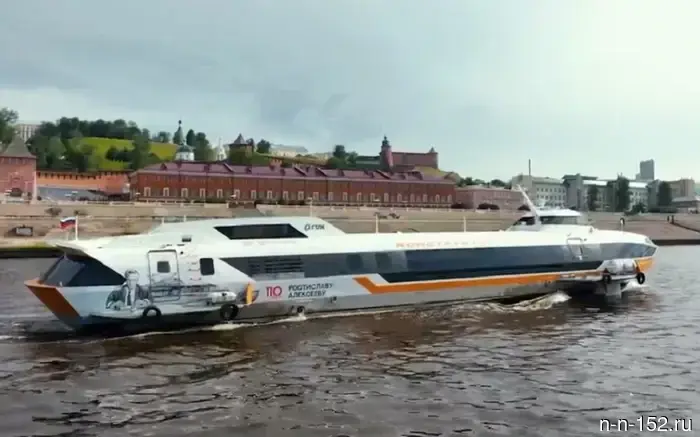 Нижегородские «Валдаи» и «Метеоры» получили украшение в виде туристических символов региона.