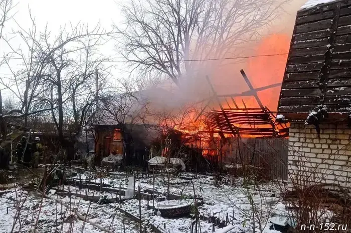 Утром в Канавине вспыхнули несколько деревянных строений.