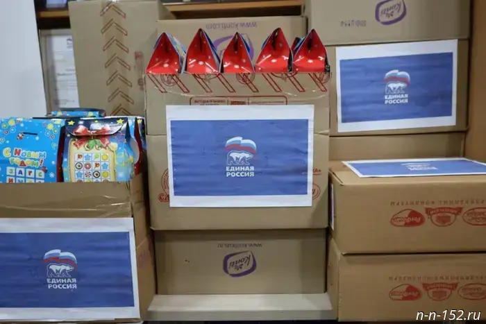 Активисты партии «Единая Россия» поздравили российских военных с наступающим Новым годом и передали им новогодние подарки и гуманитарную помощь.