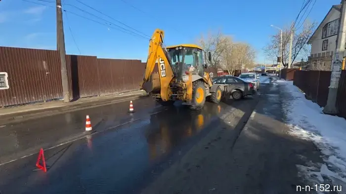 В Нижнем Новгороде водитель легкового автомобиля был госпитализирован после столкновения с трактором.