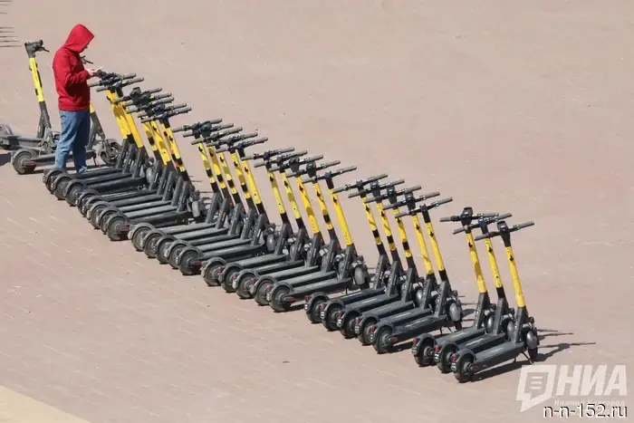 В Нижнем Новгороде было выписано штрафов на сумму 33,7 миллиона рублей за неправильную парковку самокатов.