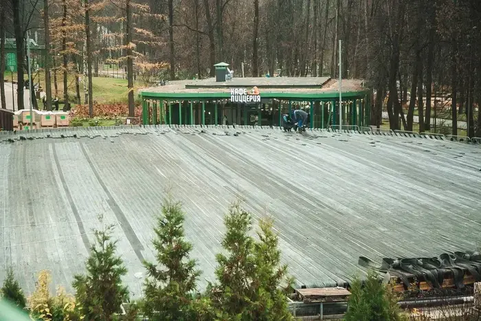 В Нижнем Новгороде стартовал монтаж ледовых катков.