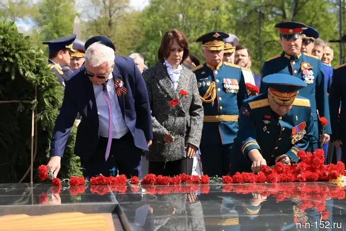 В Нижегородском кремле состоялось торжественное возложение цветов к Вечному огню.