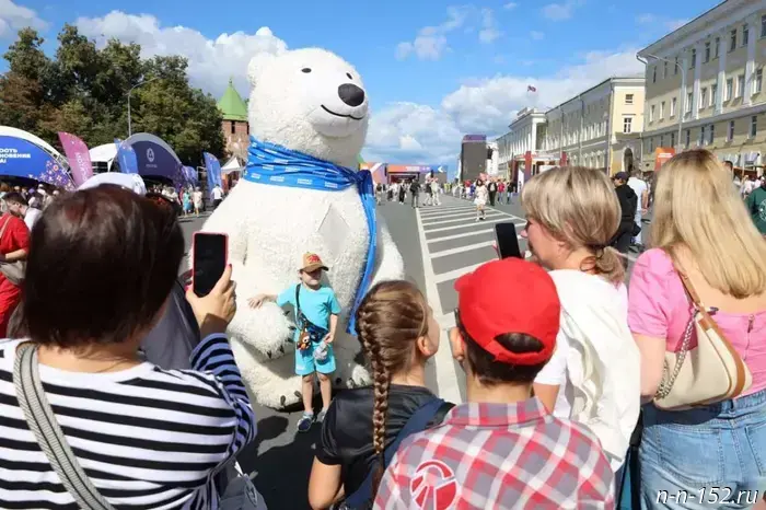 В День города региональное отделение партии "Единая Россия" организовало яркую праздничную программу для жителей Нижнего Новгорода.