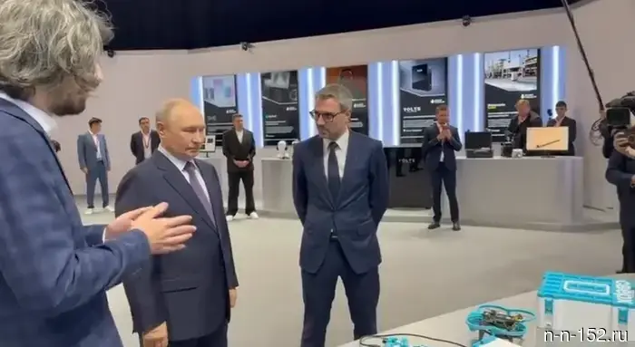 Путин посетил выставку участников конкурса «Знай наших» в Нижнем Новгороде.