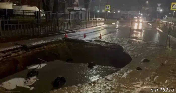 Utility workers commented on the incident involving a car on Zimina Street.