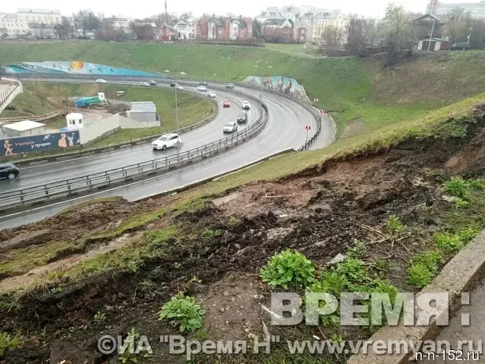Опубликованы снимки с места обрушения грунта над метромостом.