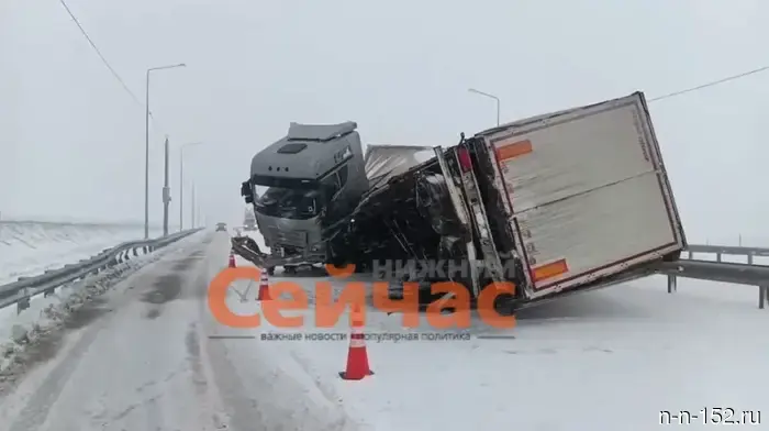 На трассе М12 произошел переворот грузовика.