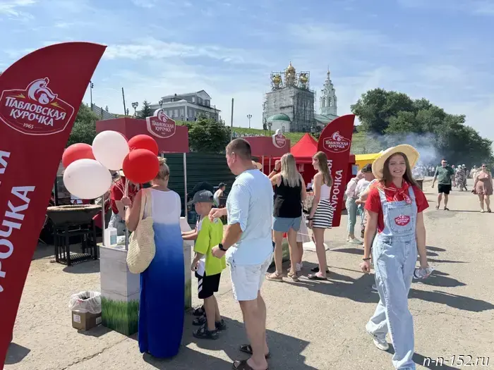 Pavlovsk residents were served 300 kg of sausages and frankfurters in honor of City Day.