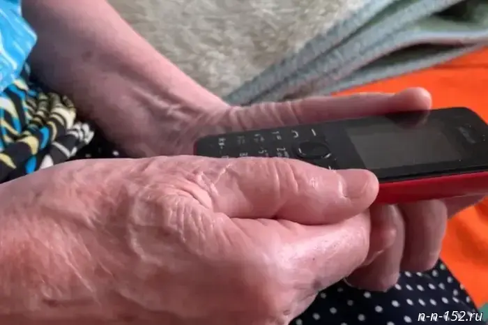 A psychologist explained the tricks scammers use to hypnotize their victims.