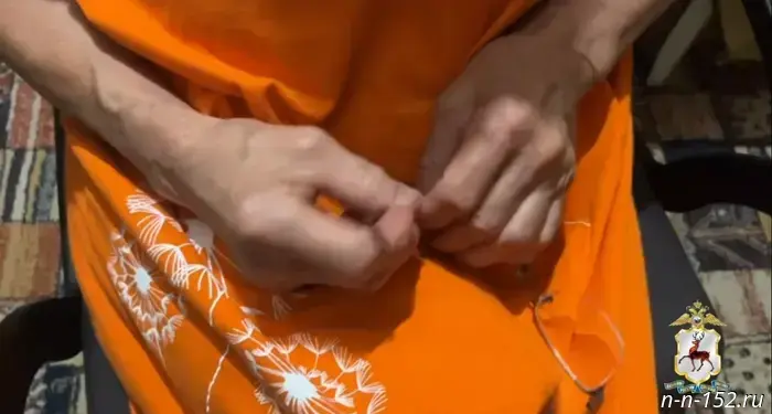 An elderly woman from Nizhny Novgorod wrapped $4,000 and nearly a million rubles in a bag and handed it over to an unknown person: she was scared by the threat of criminal charges.