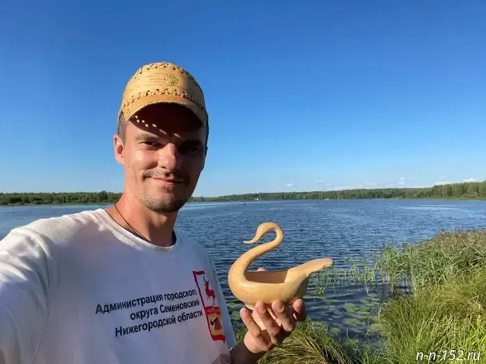 The craftsman from Nizhny Novgorod is selling a wooden swan for a million rubles.