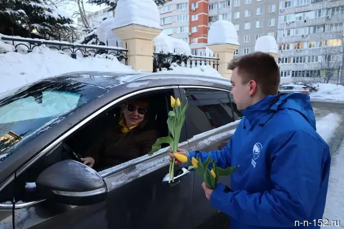 Activists of "United Russia" congratulated Nizhny Novgorod women on March 8th.