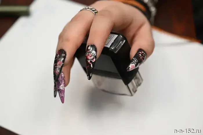 Nizhny Novgorod residents were warned about the risks of long manicures in teenagers.