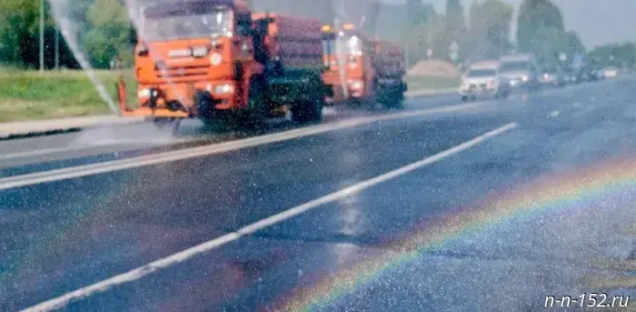 Due to the prevailing heat in Nizhny Novgorod, the number of daily trips by equipment for road watering and air humidification has been increased.