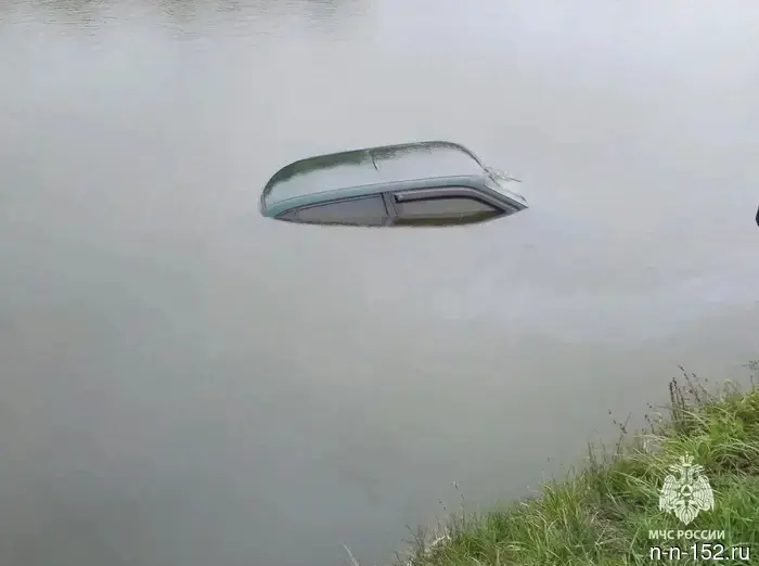 The car with the body of a 58-year-old man was retrieved from a pond in Nizhny Novgorod.