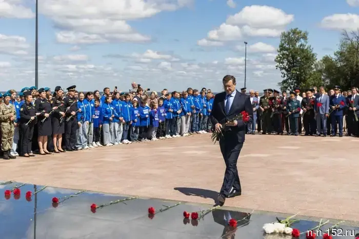 Глеб Никитин положил цветы к Вечному огню в День памяти и скорби.