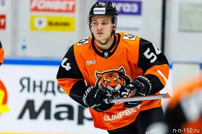 Torpedo player Andrey Krutov will remain on loan at Amur for another season.
