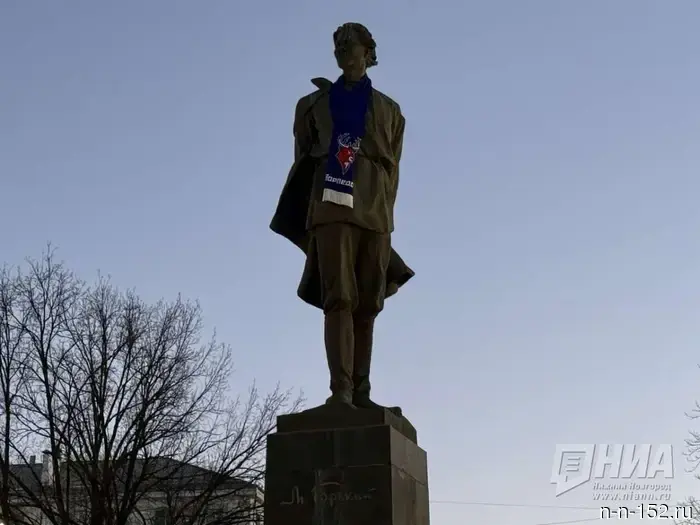 Памятник Горькому в Нижнем Новгороде украсили шарфом хоккейного клуба "Торпедо".